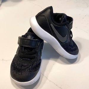 Great condition black Nike tennis shoe